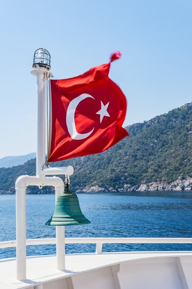 According to releases from both countries, reciprocal visa restrictions on US people entering Turkey and Turkish citizens entering the US, which had been in effect for almost three months and has harmed thousands of passengers, have been lifted.